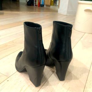 Stuart weizman booties 7.5